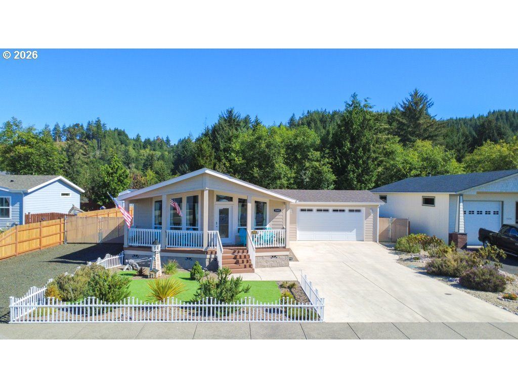 1060 Cedar Loop, Lakeside
