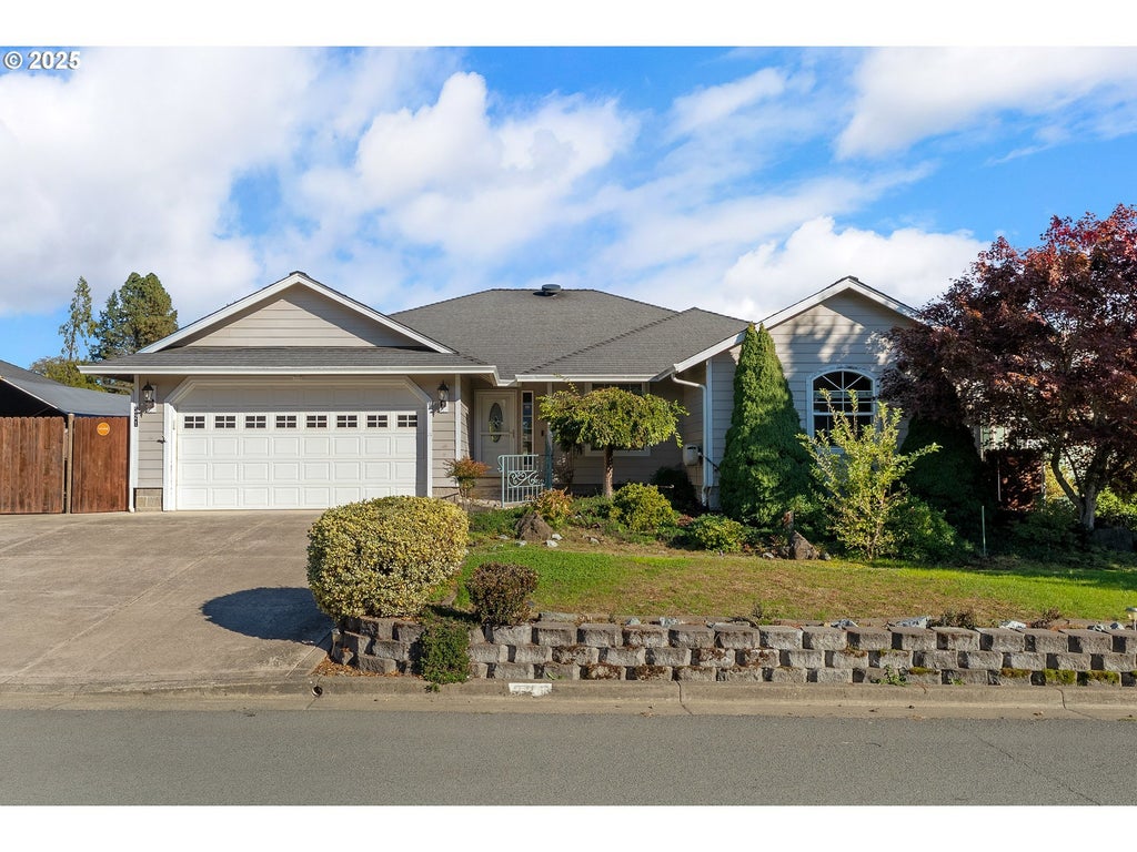 321 N Summerwood St, Roseburg