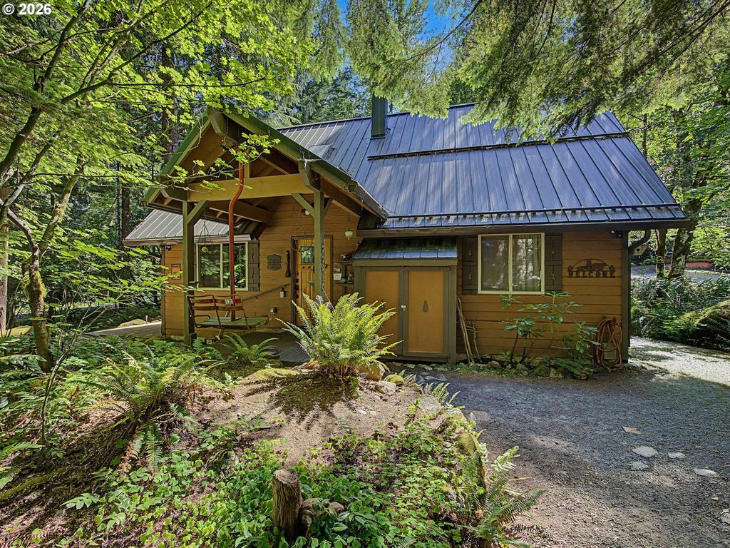 72410 E Smith Loop, Rhododendron