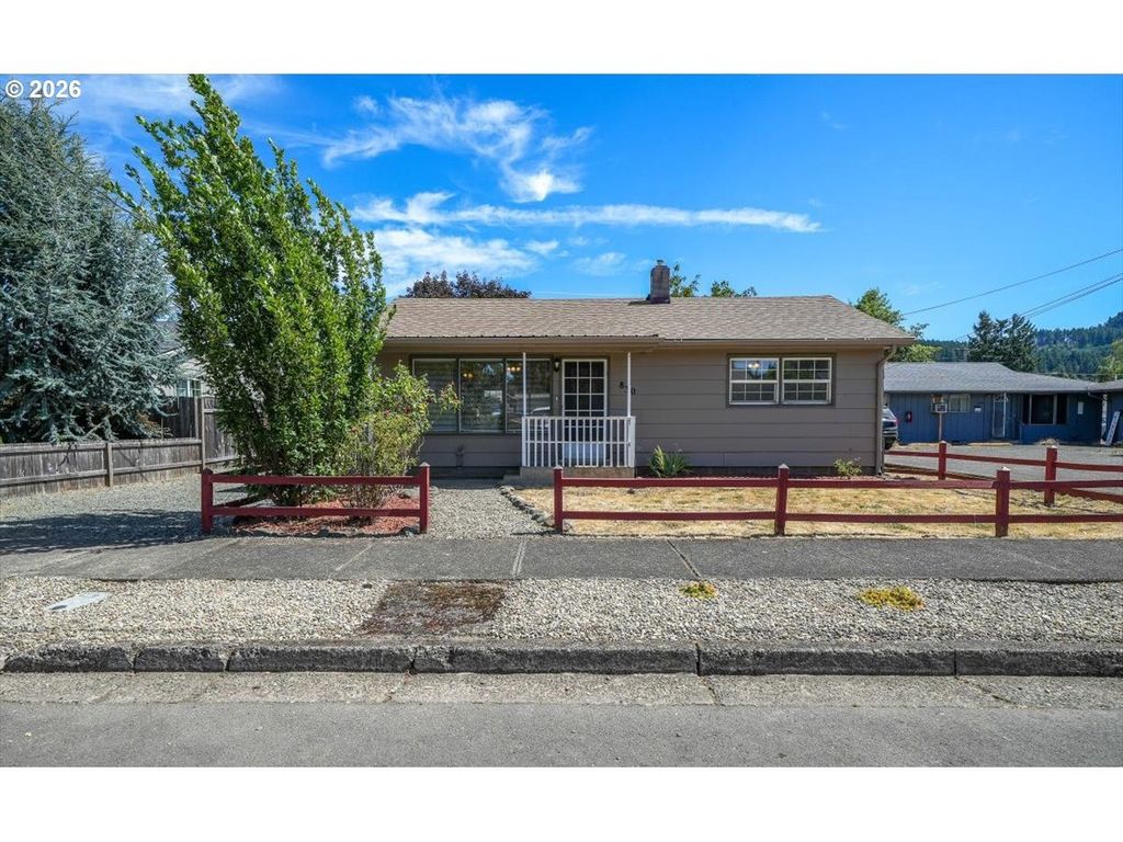830 S 7th St, Cottage Grove