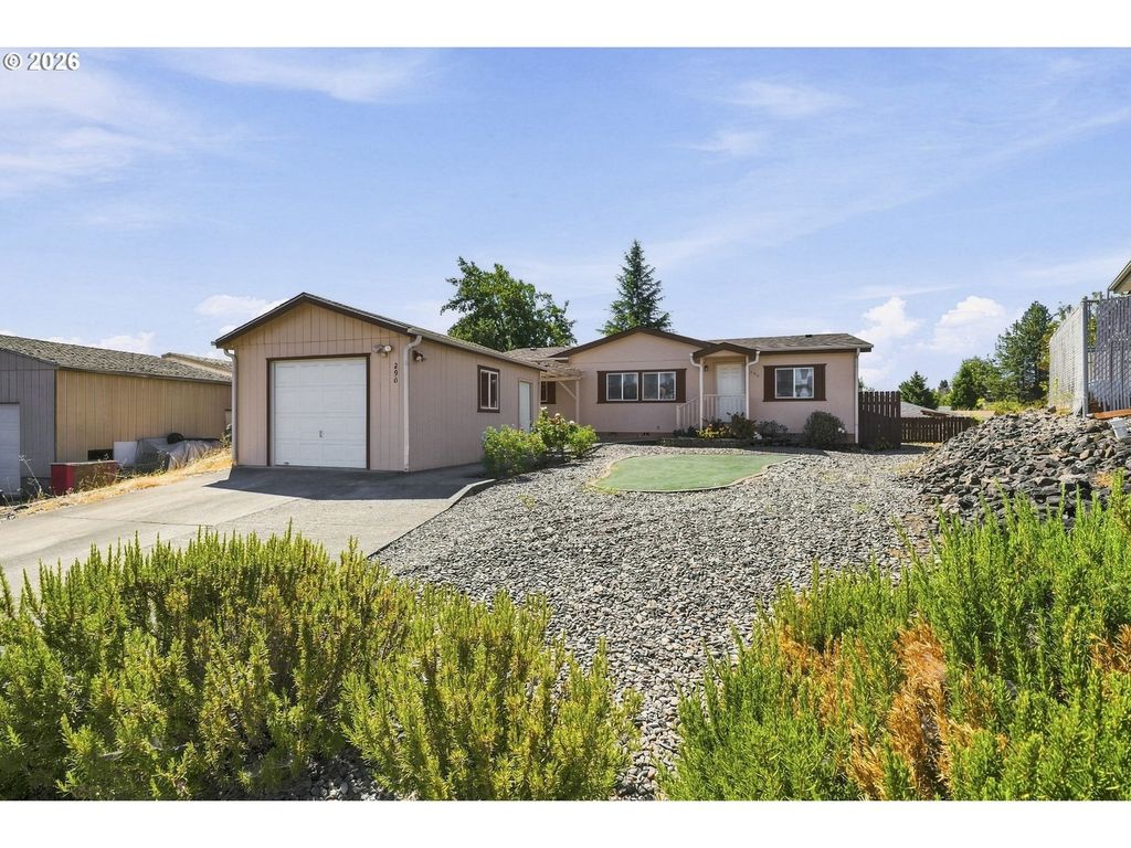 290 Adams Loop, Roseburg
