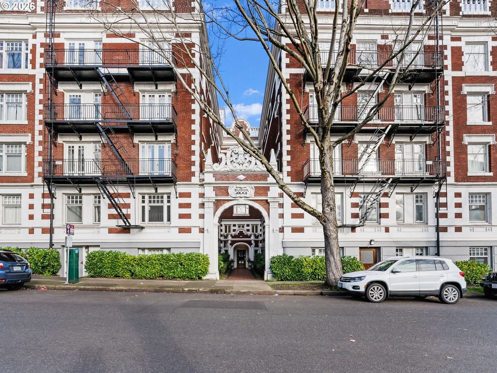 1811 Nw Couch St 102, Portland
