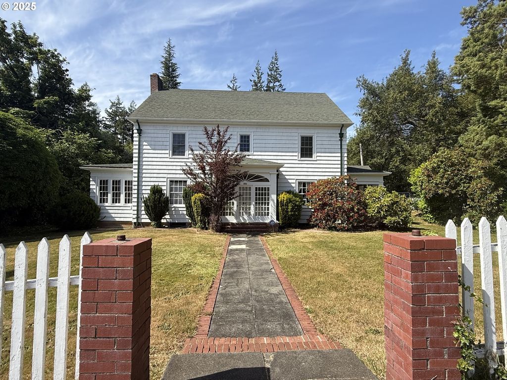 880 E 2nd St, Coquille