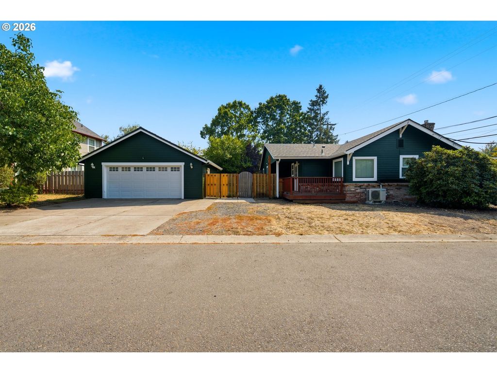 732 N College St, Newberg