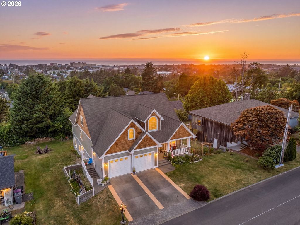 360 Hilltop Dr, Seaside