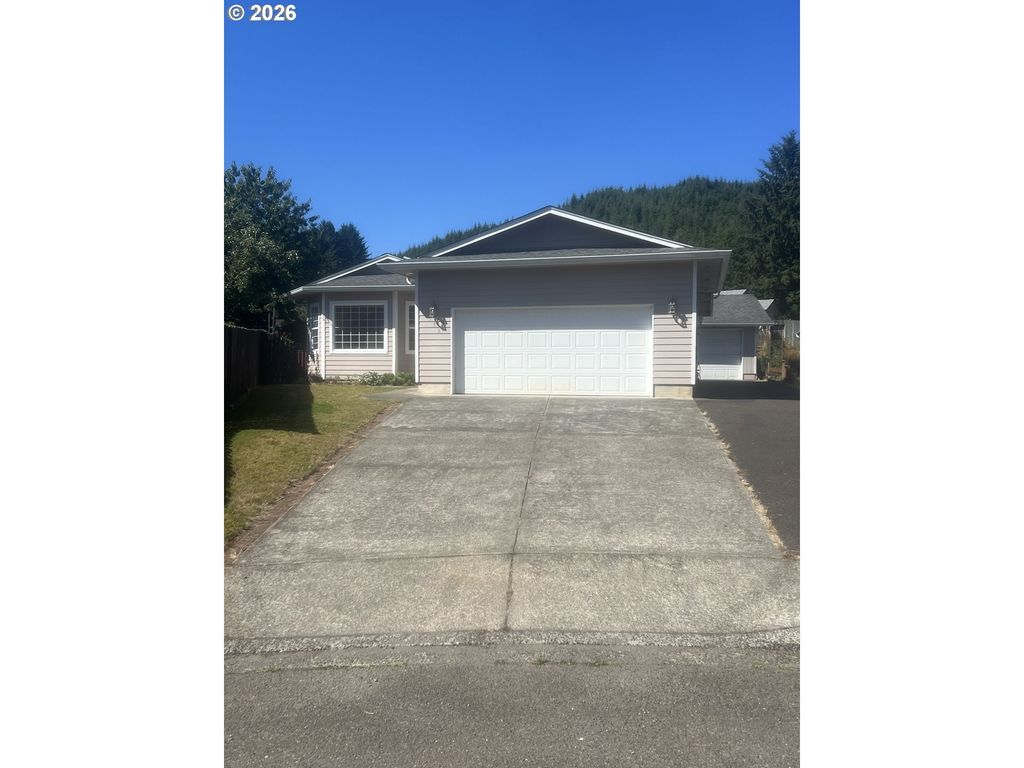 142 Swain Ct, Reedsport