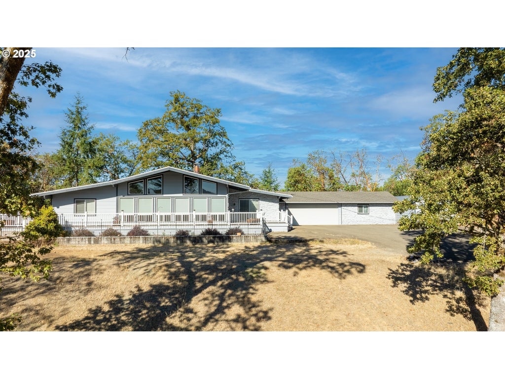 237 Country Ln, Roseburg
