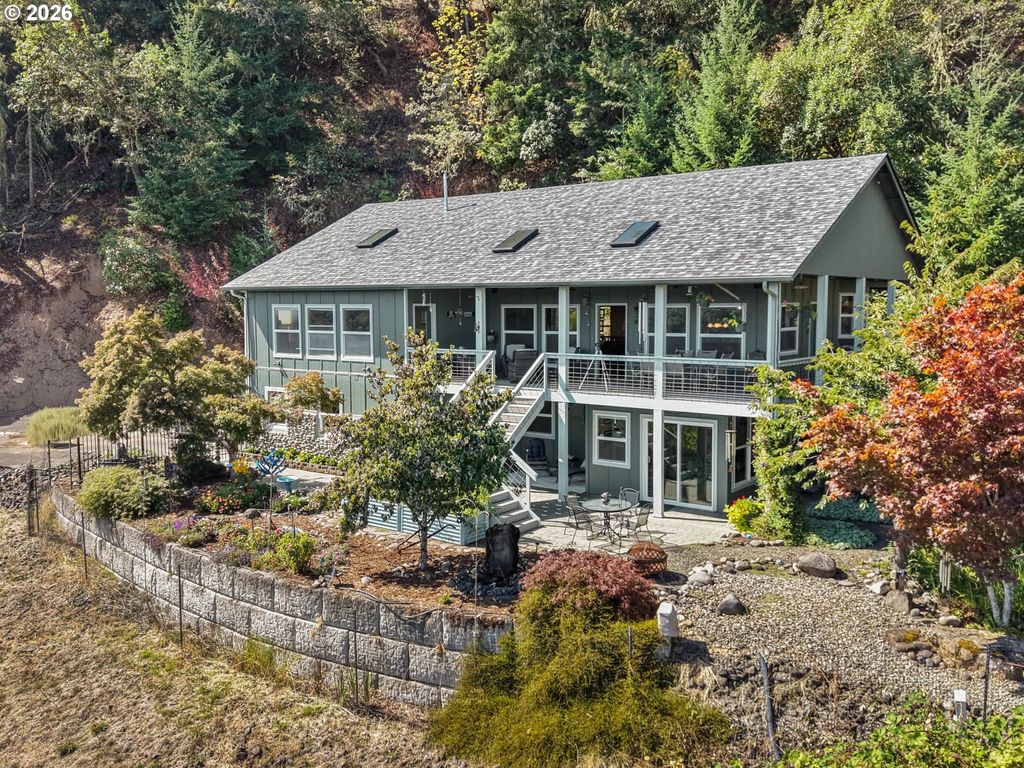 470 Black Oak Dr, Roseburg