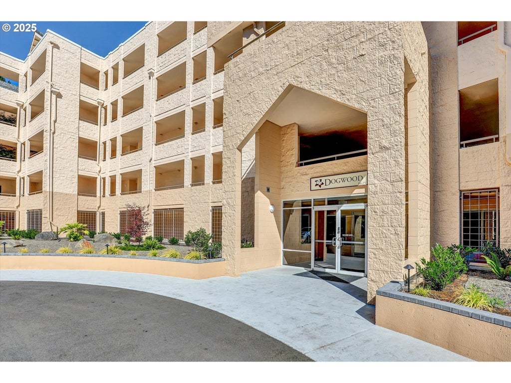 6625 W Burnside Rd 252, Portland