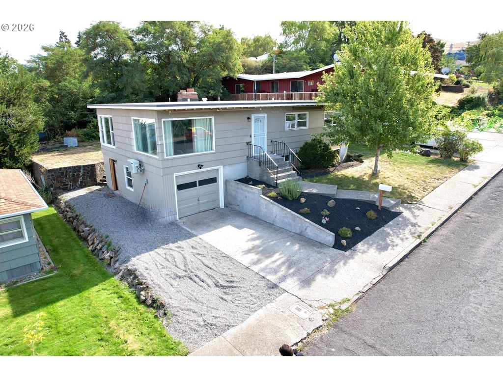 1106 Oregon St, The Dalles