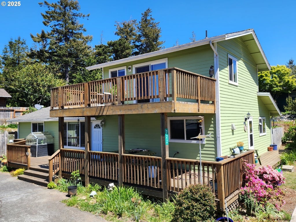 722 Pinehurst Dr, Port Orford