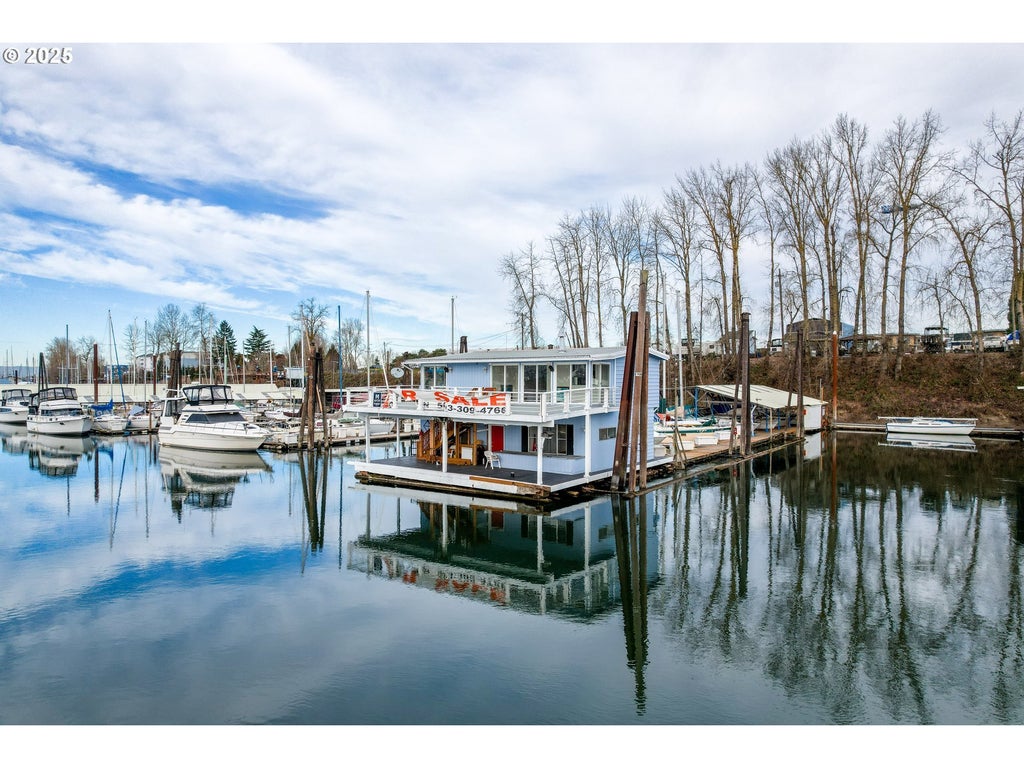 300 Ne Tomahawk Island Dr E10, Portland