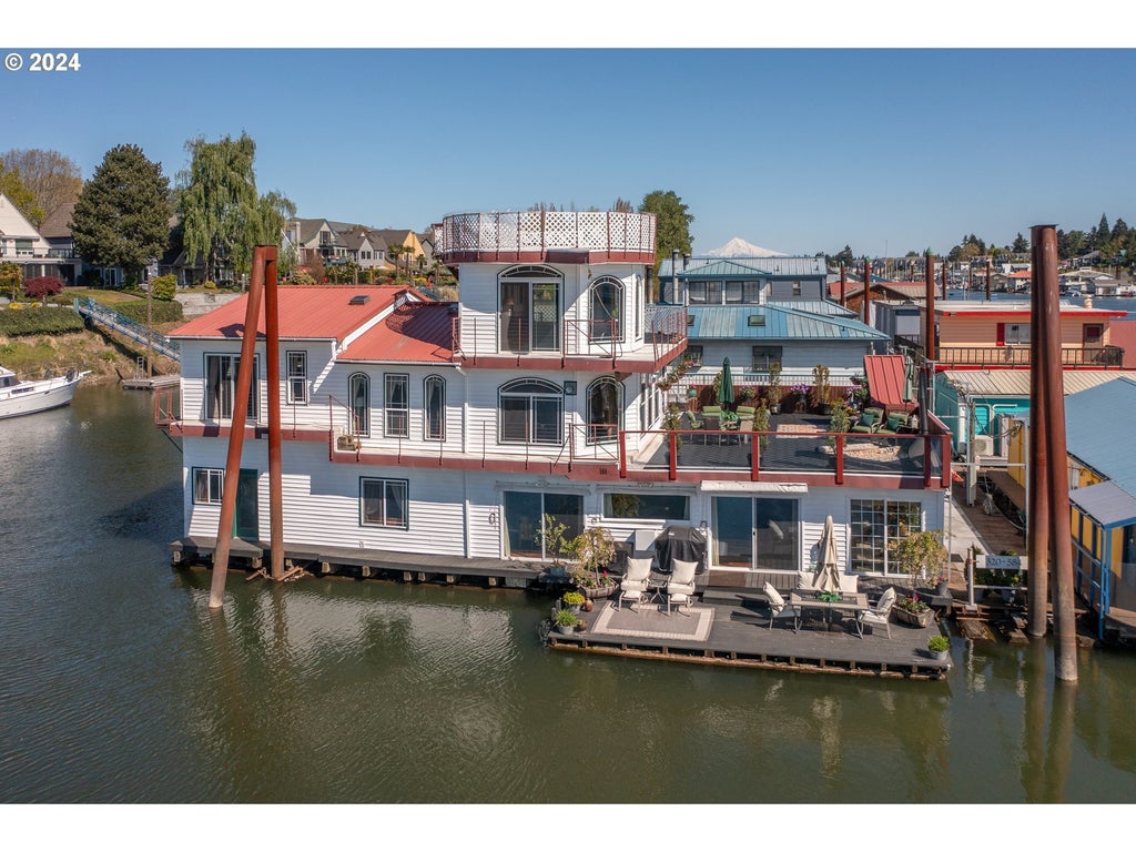 584 N Tomahawk Island Dr, Portland