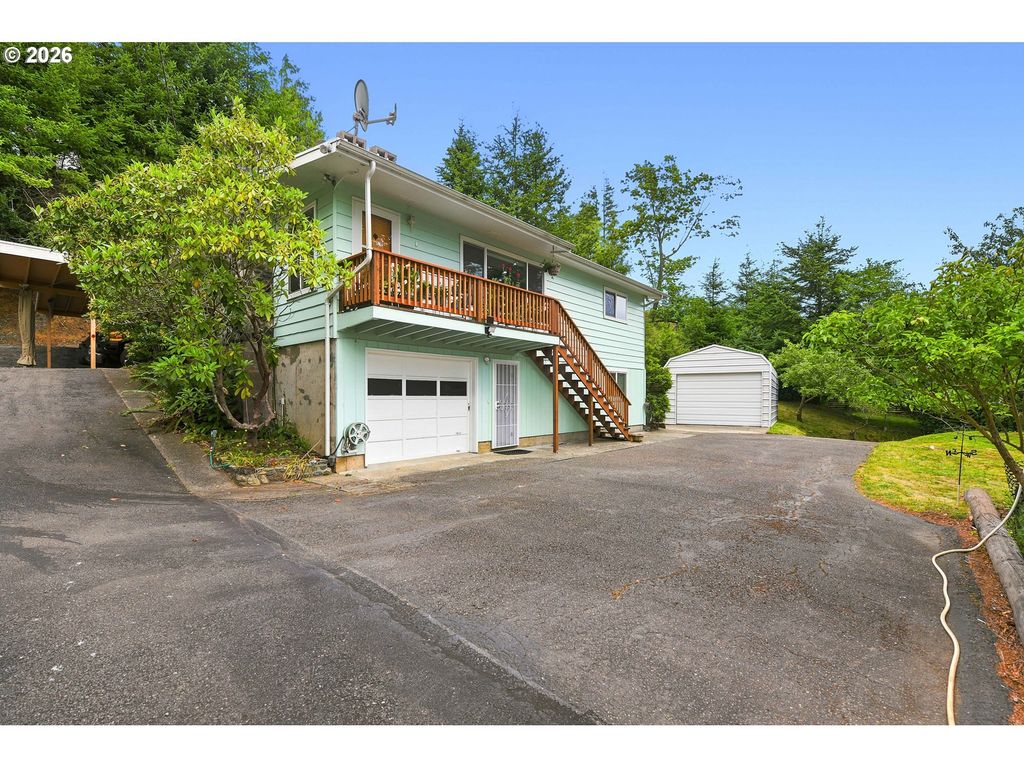 640 Royal Dr, Lakeside