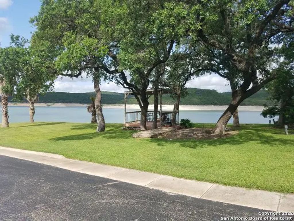 955 Faurie Rv, Lakehills
