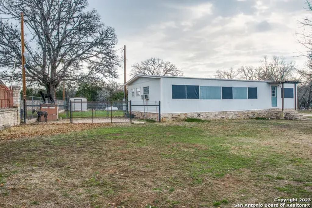 741 Julia Dr, Comfort