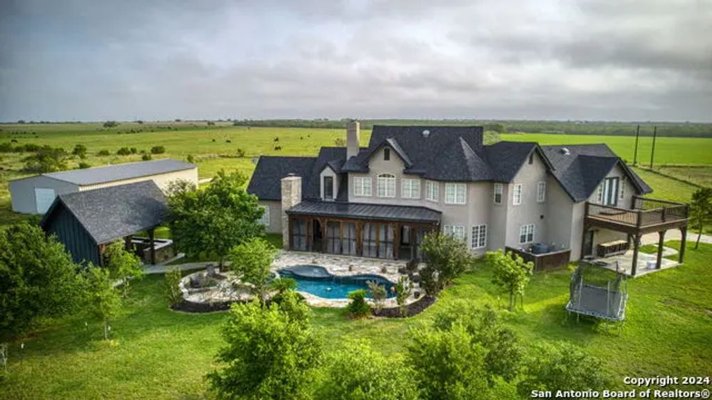 2538 County Road 223, Floresville