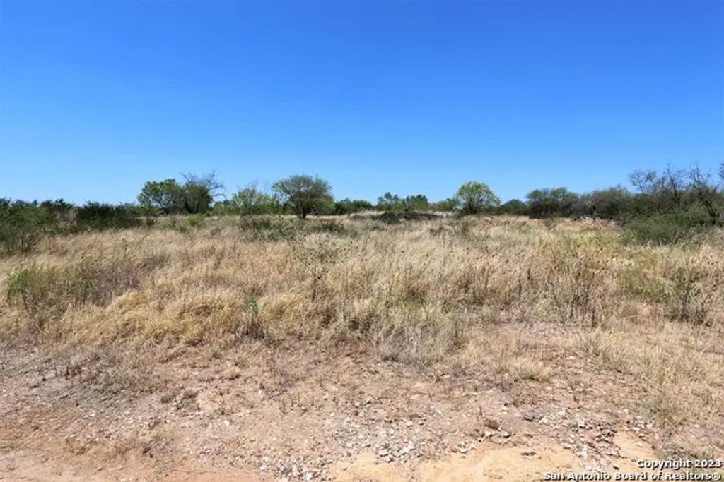 109 County Road 2638, Devine