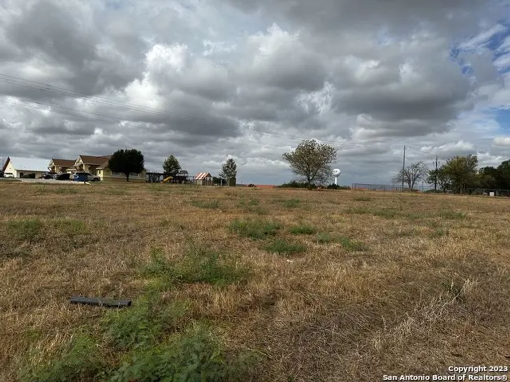 105 Sparrow Ln, Floresville