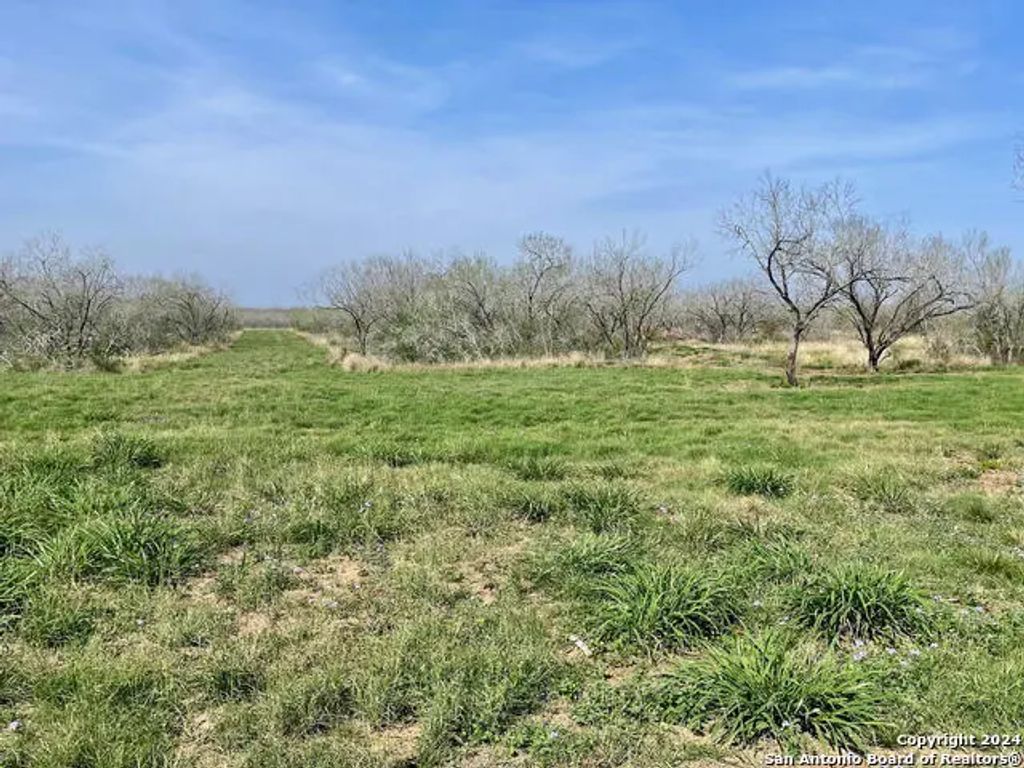 Tract 8 Fm 1332, Jourdanton