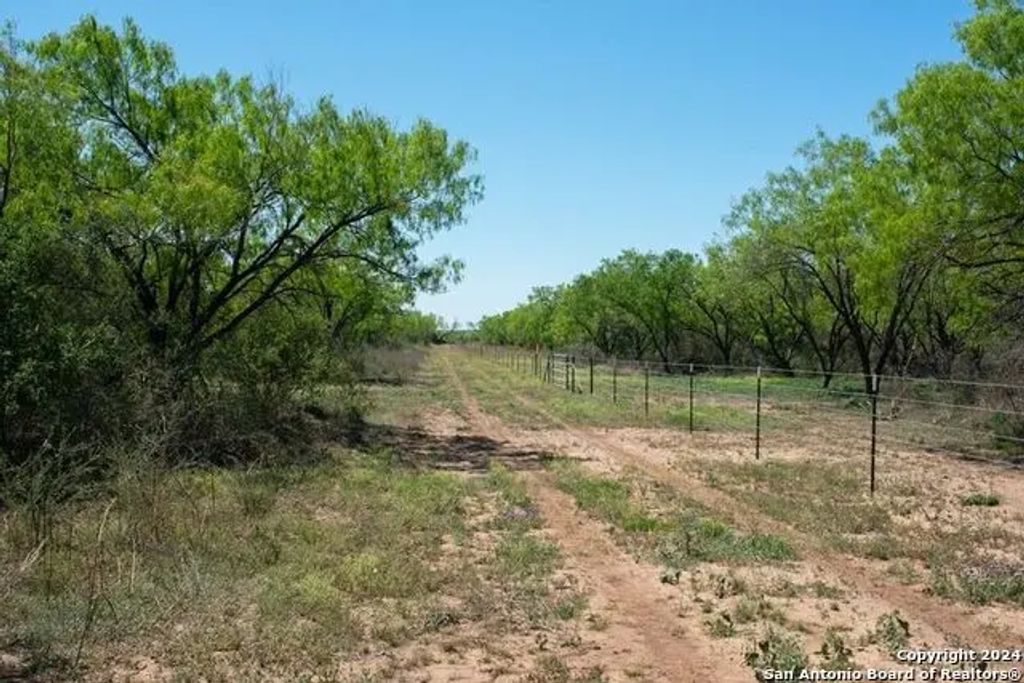 Tract 9 Fm 1332, Jourdanton
