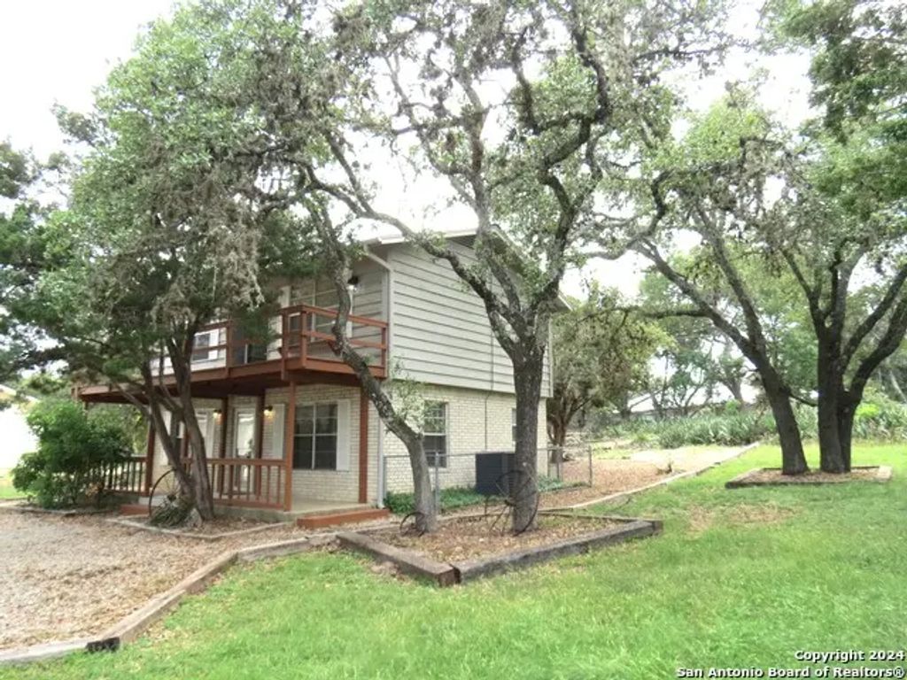 103 W Outer Dr, Canyon Lake