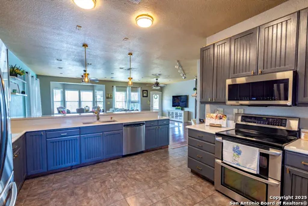 140 Twin Springs Rd N, Kerrville