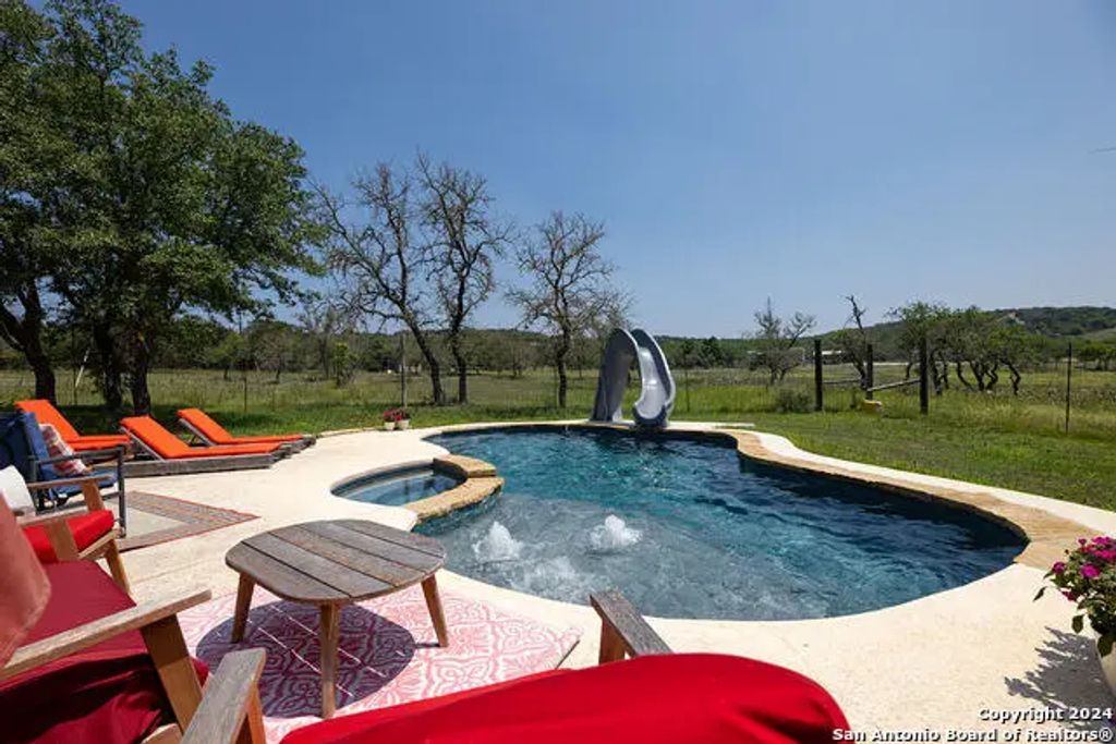 140 Twin Springs Rd N, Kerrville