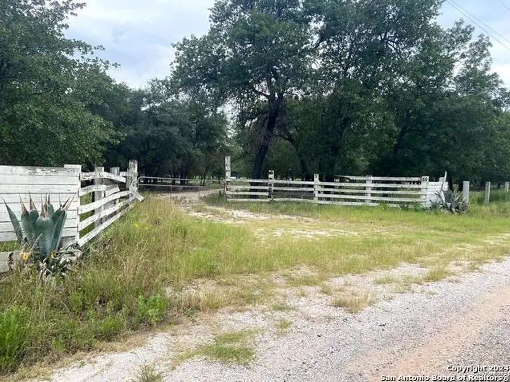1550 E Hickory Ln, San Antonio