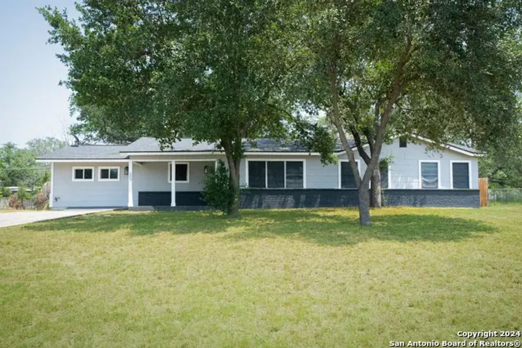 609 Hickory Highway, Devine