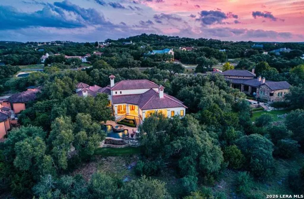 211 Augusta, Boerne