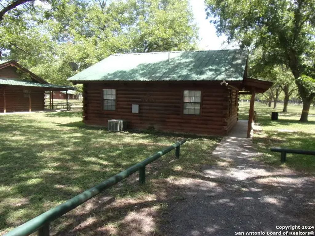 111 Red Wright Rd 11, Leakey