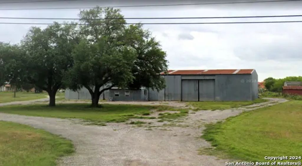 2119 10th St, Floresville