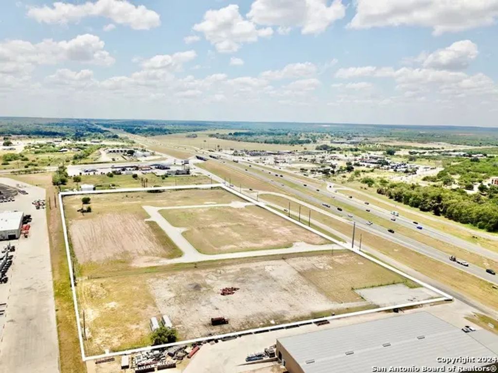 20030 Interstate 37, Elmendorf