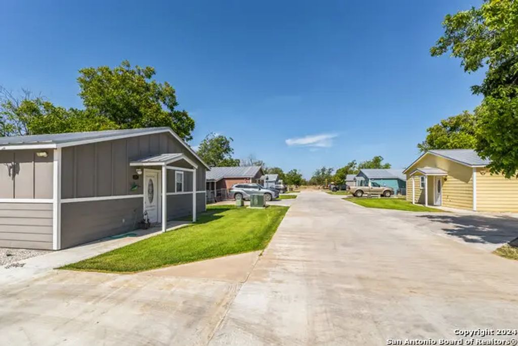 3590 County Road 4713, LaCoste