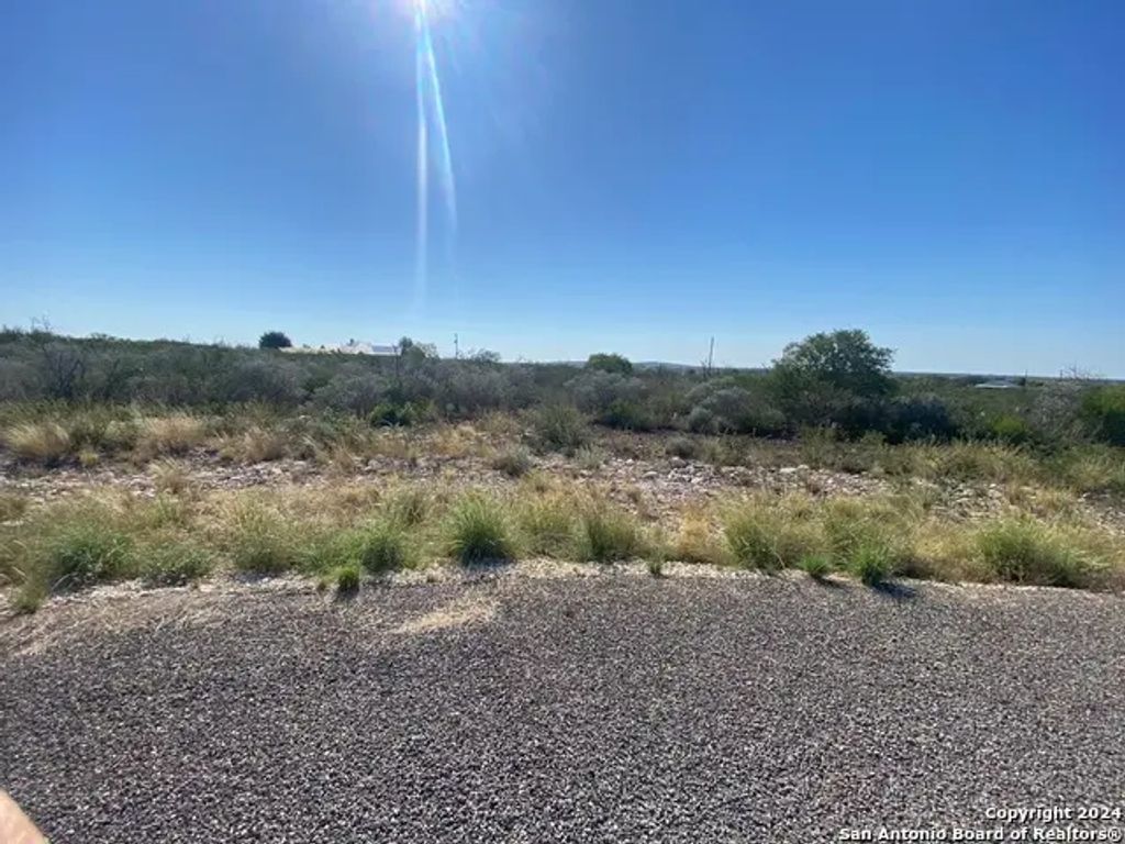 70 Greystone Hills Cir, Uvalde