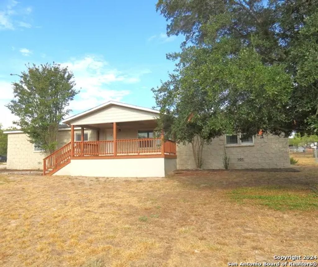 315 Loraine Dr, Devine