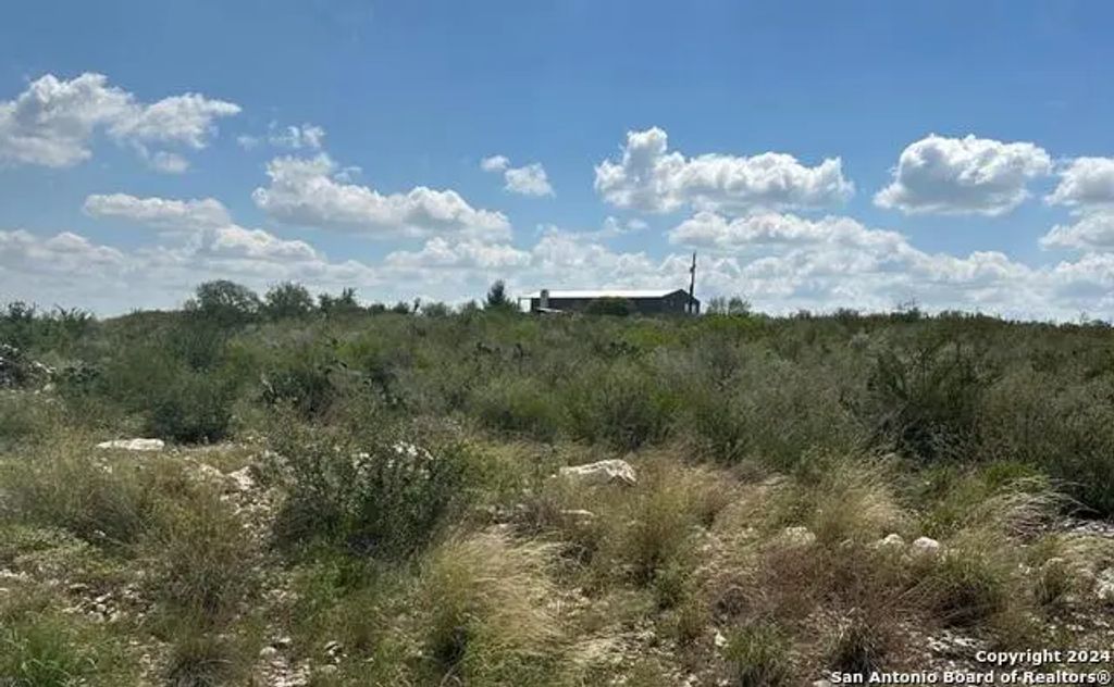 72 Friendship Hills Cir, Uvalde