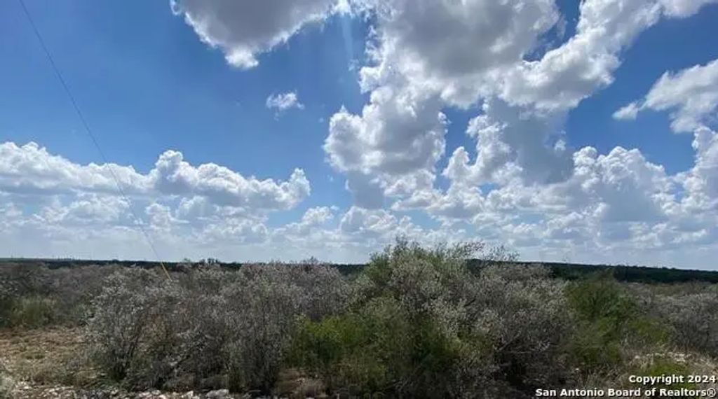 105 Legend Hills Rd, Uvalde