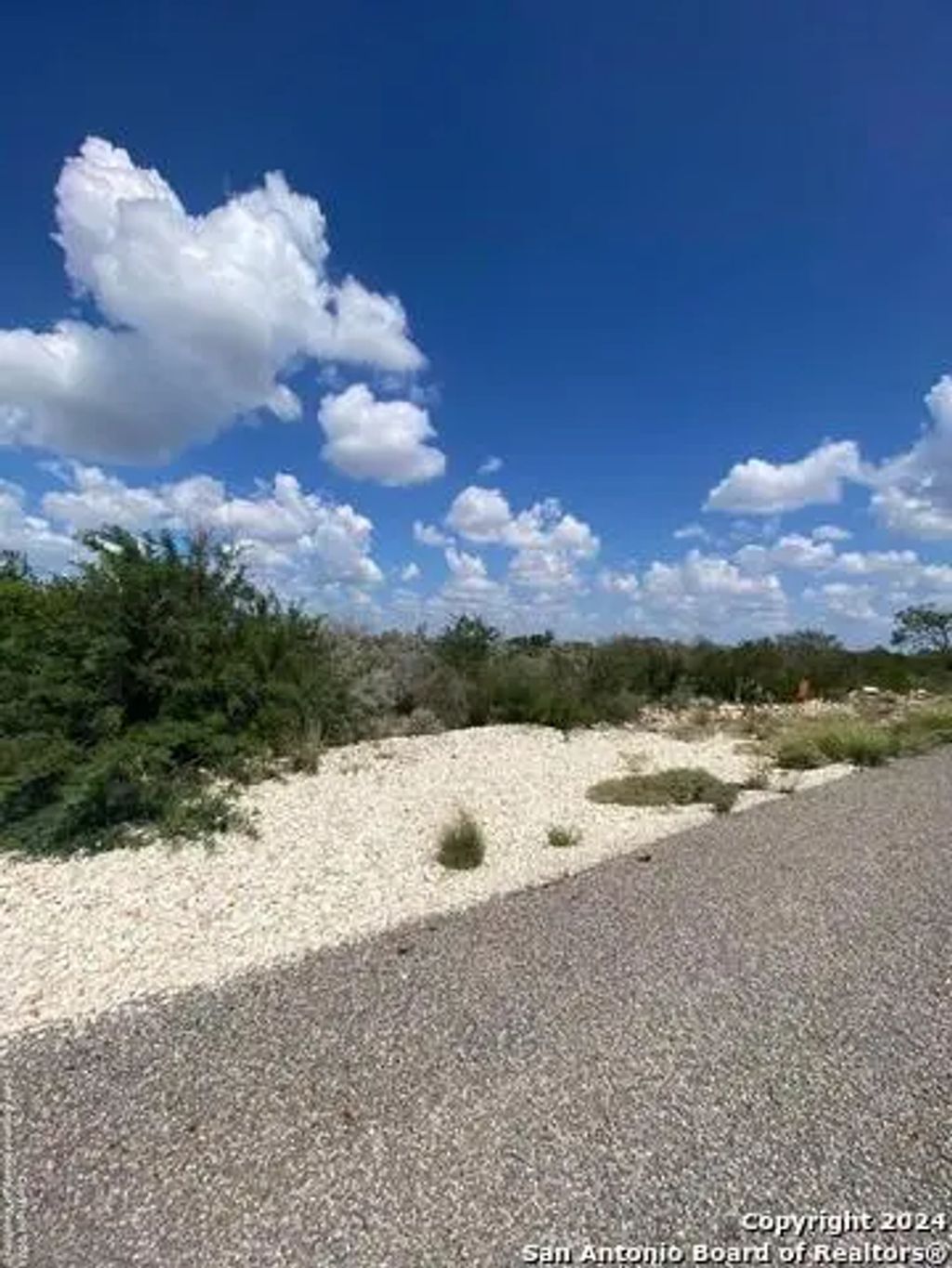 25 Friendship Hills Cir, Uvalde