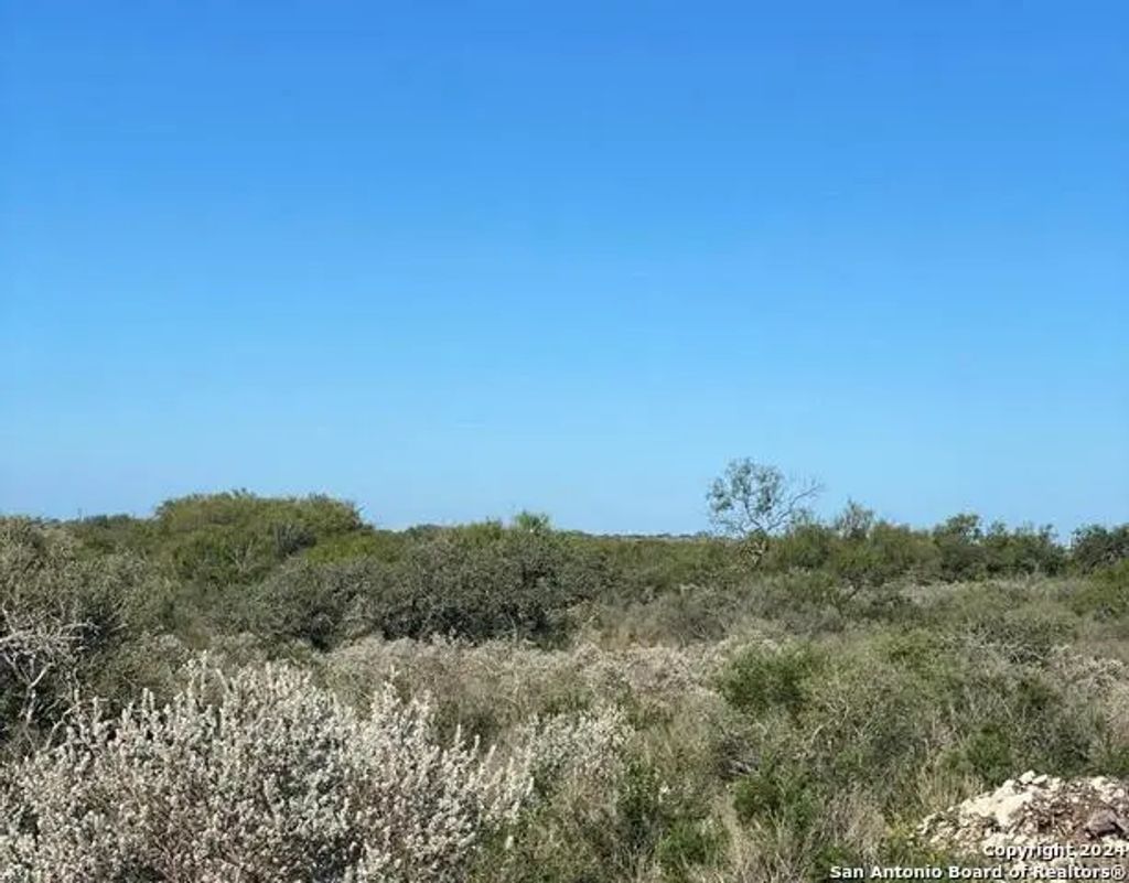 195 Legend Hills Rd, Uvalde