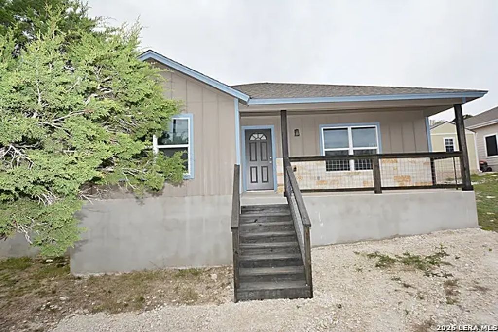 1559 Golf Course Dr., Spring Branch