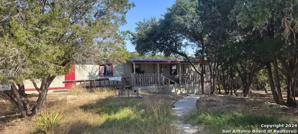 133 Lakeshore Ct, Bandera