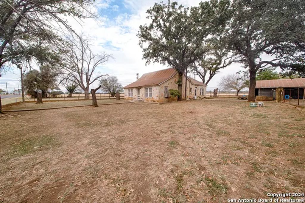 7400 State Highway 27, Comfort
