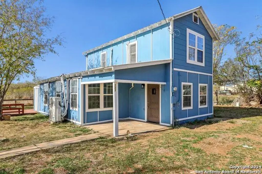 132 Renfro Dr, Devine