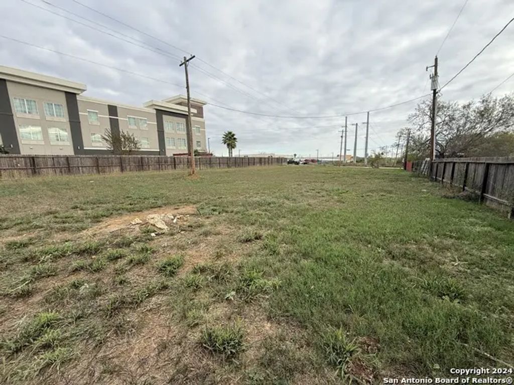 Bmt Drive, Jourdanton