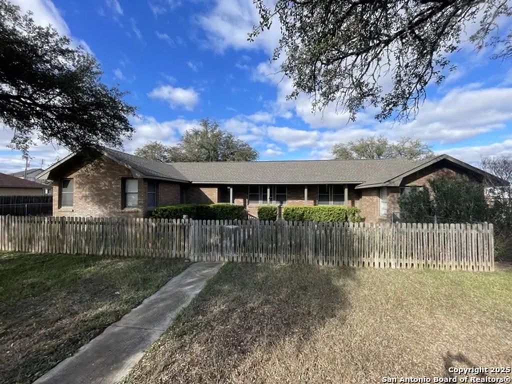 506 30th St, Hondo