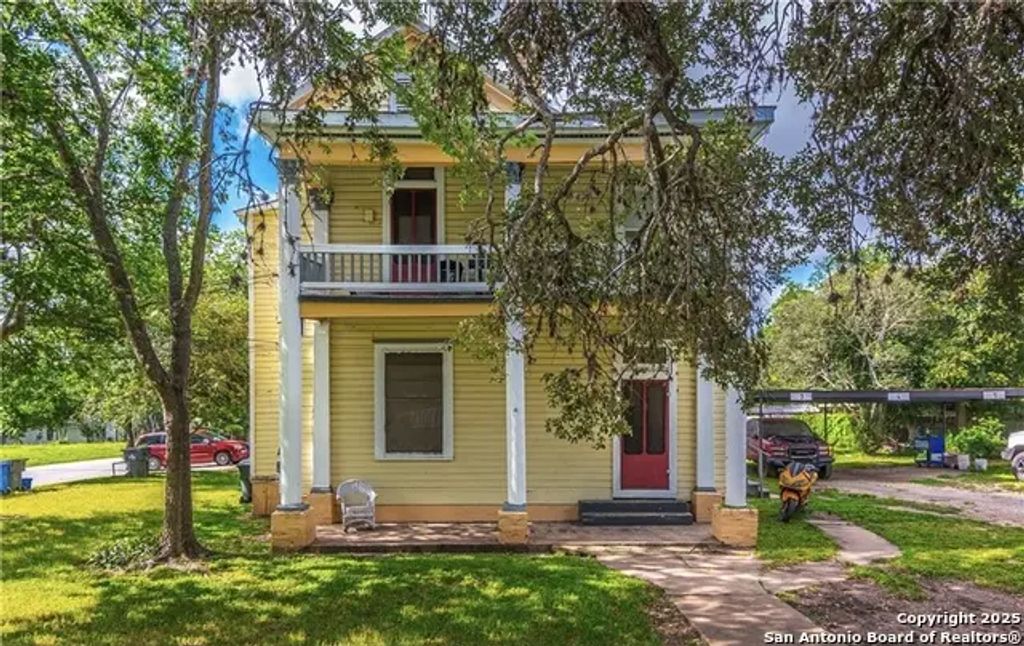 311 E Live Oak St, Seguin