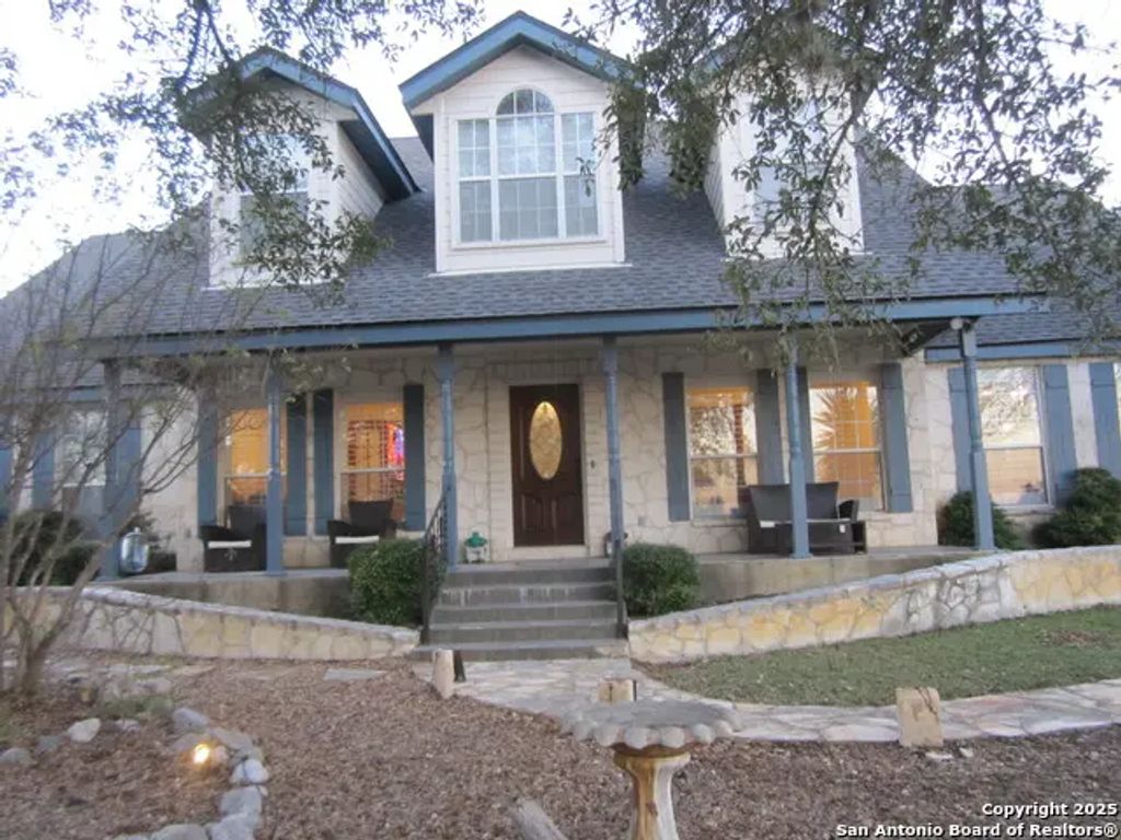1100 Madrona Ridge Dr., Bandera
