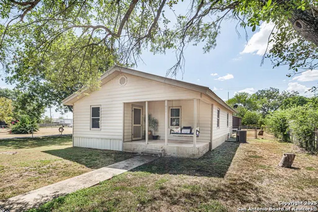 611 Austin St, Sabinal